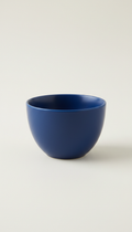 Taza de porcelana azul profundo